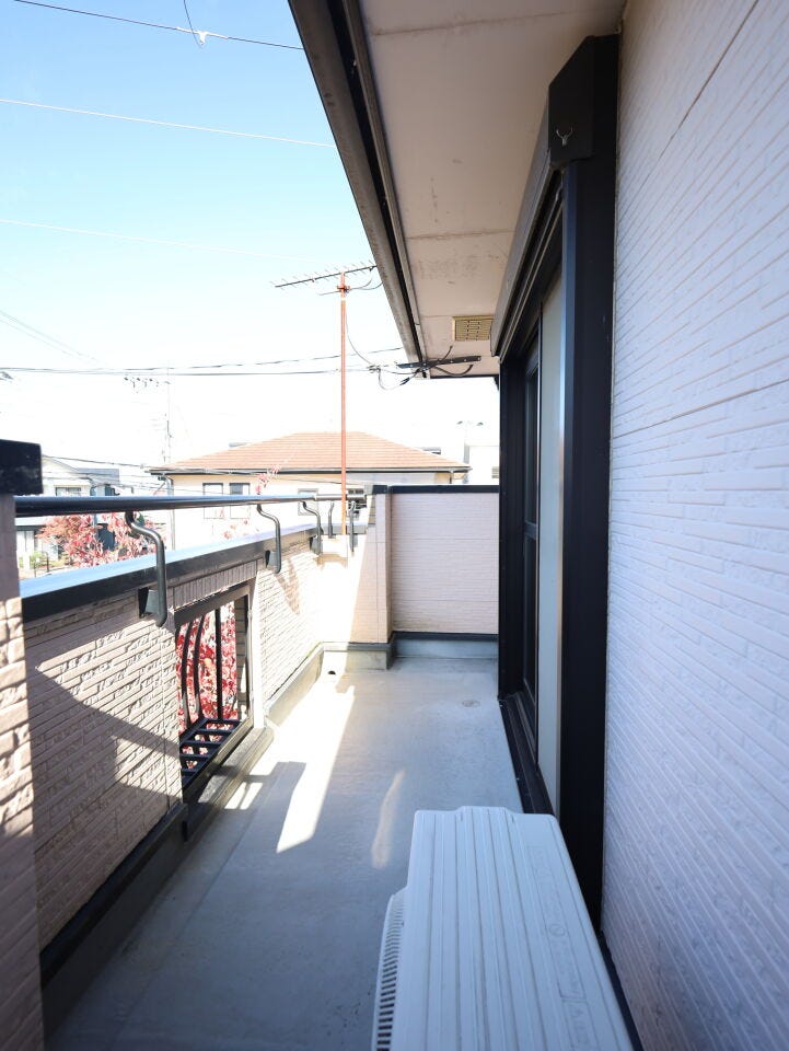 気持ちのいい空が見渡せる広いバルコニー。日当たりも良く、洗濯物も気持ち良く干せそうです。