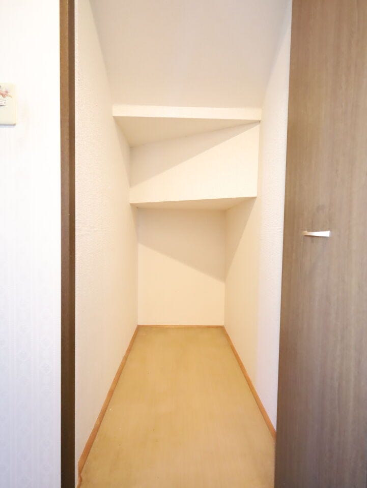 階段下の収納スペースです。お掃除用具や日用品などの収納に◎
