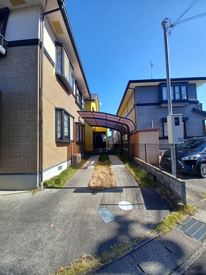 カーポート付です。縦列で2台駐車できます。