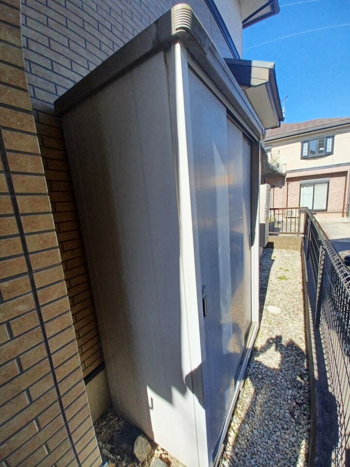 屋外物置もあります。車のタイヤ置場にも◎