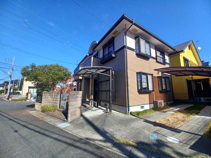 街に溶け込む美しい外観です♪