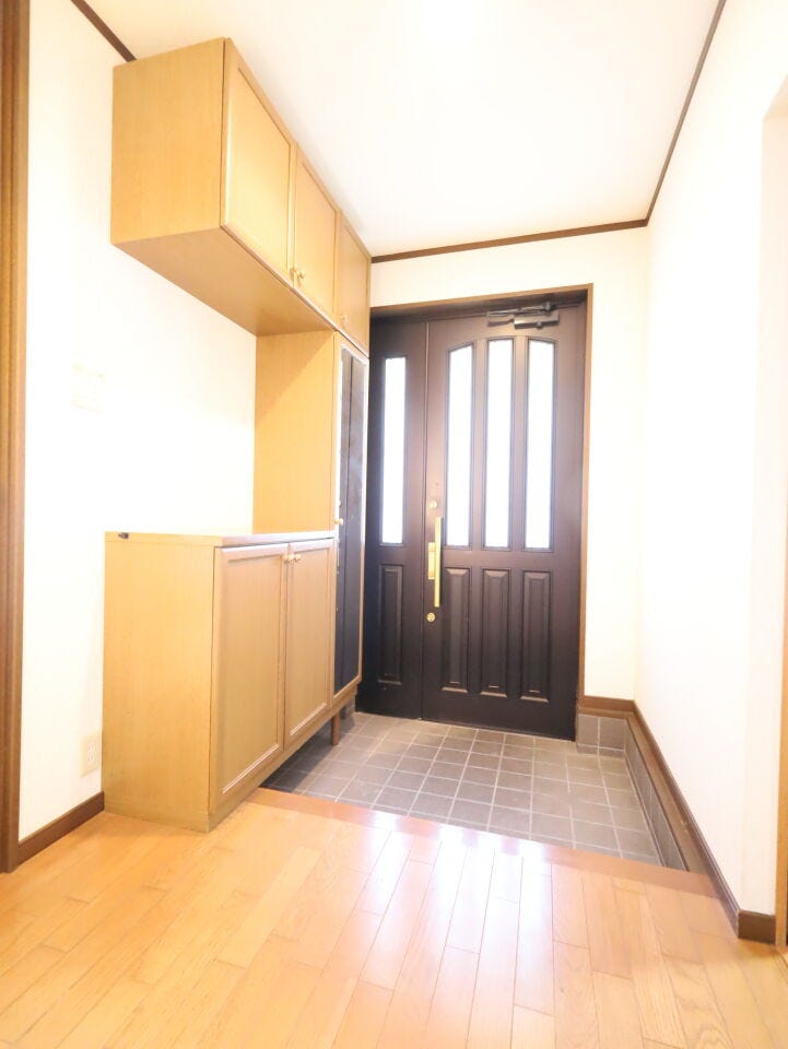 開放感たっぷりの玄関。陽の光を誘い込み、毎日が気持ちよくはじまります。玄関収納も充実!