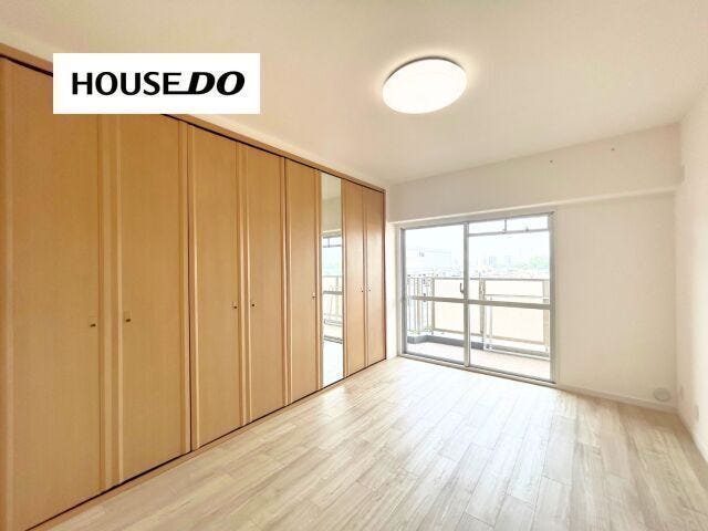 壁一面、全身鏡付きのクローゼットで荷物や洋服が多い方には嬉しいですね♪