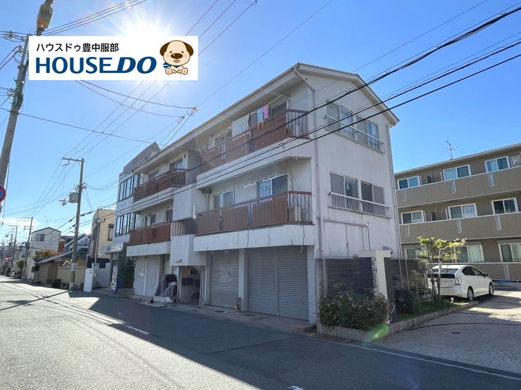 【外観】
大阪モノレール線「蛍池駅」まで徒歩10分にあるマンションです。小学校、スーパー、図書館などが徒歩10分圏内に揃っています。