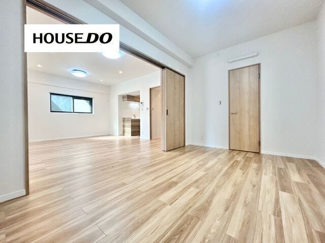 こちらの洋室には、ウォークインクロゼットがございます!衣類や荷物もスッキリ収納◎