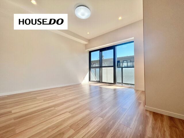 バルコニーに面する洋室!電気を付けずに自然光でお過ごしいただけます♪