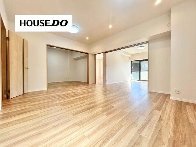 木目のフローリングが癒される内観。どんな家具とも合わせやすそうです♪