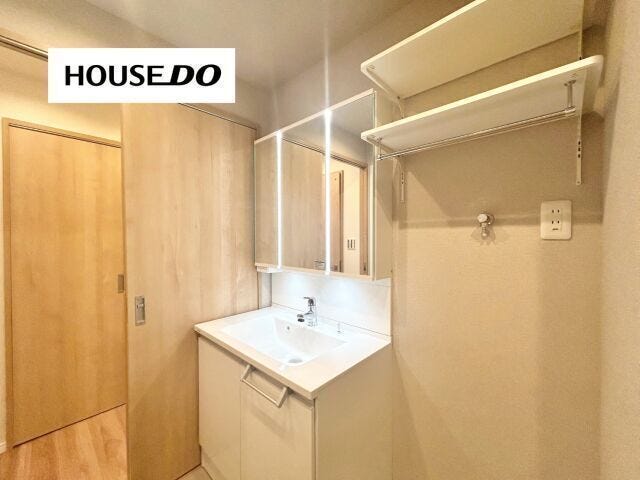 ナチュラルな洗面スペース。洗面には大きな三面鏡が付いており、ヘアセットもしやすい♪