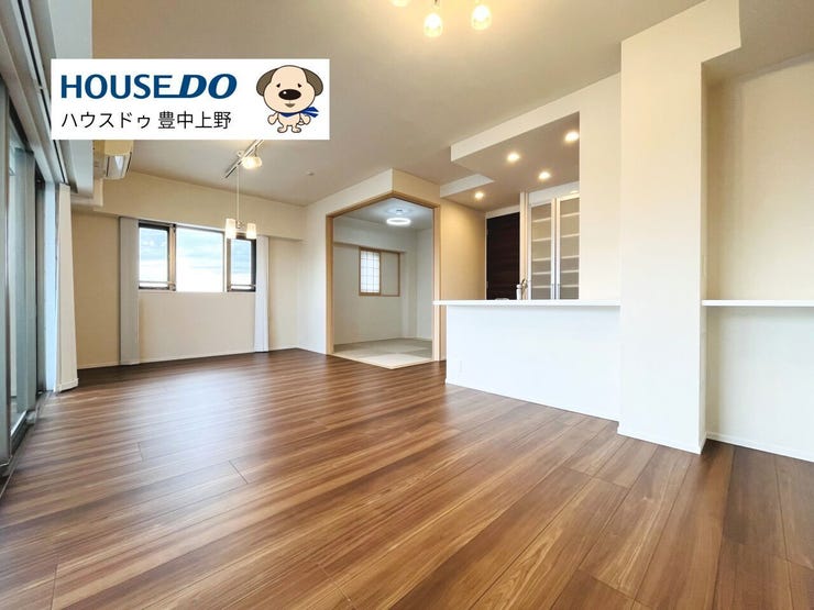 【リビング】
ご家族の中心の場となる約13.3帖のLDK!南東向き&2面採光の大変明るいお部屋となっております!