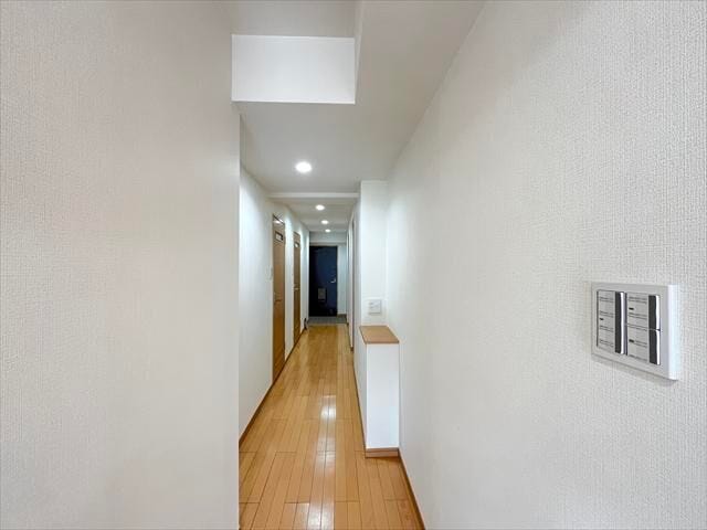 優しいお色のフローリング。爽やかでありながら、あたたかみも感じられるお部屋となっています。