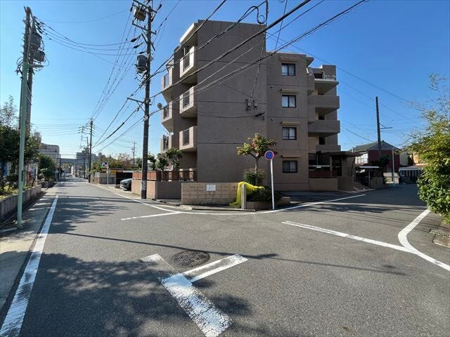 小学校まで徒歩約5分、中学校まで徒歩約6分と、お子様の通学も安心な距離にあります。