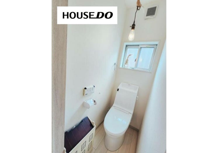 トイレにも窓が有り、朝・昼の使用時、電気をつけずに済むことも♪温水洗浄便座で寒い季節にも嬉しいですね◎