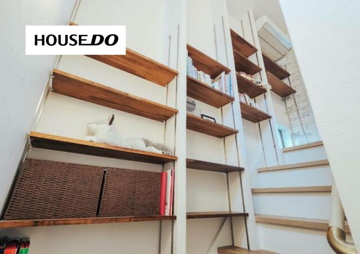 階段には可動棚有り!本や雑貨を置いて見せる収納に♪