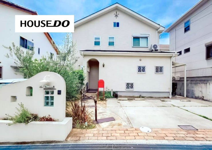 【外観】
広々駐車スペース♪前道は6m以上あるので、駐車もしやすいです!