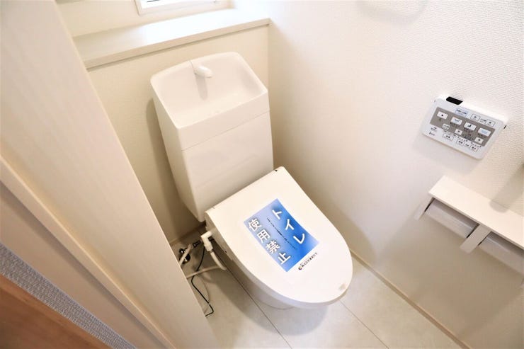 トイレ 同仕様
温水洗浄便座♪
寒い季節も快適です♪