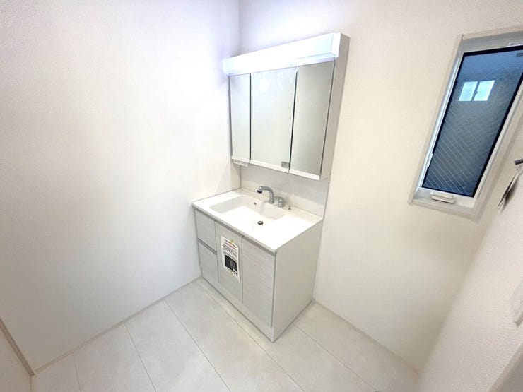 洗面所 同仕様
シャワー付き洗面化粧台♪
朝の身支度も楽々♪