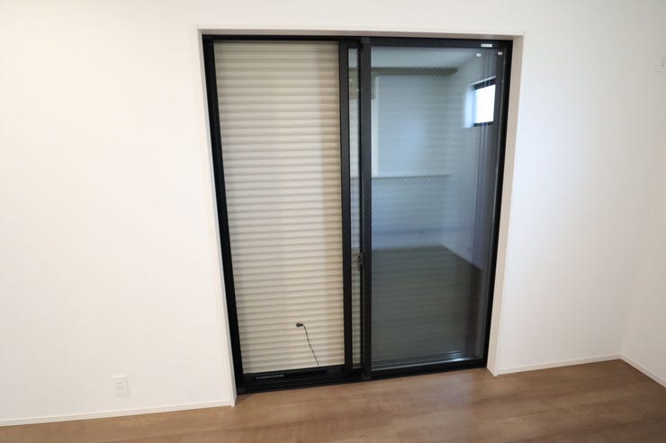 シャッター雨戸 同仕様
長期の旅行や台風などの災害に役立つシャッター雨戸♪