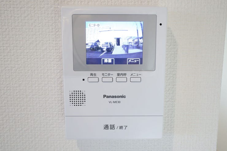 モニター付きインターホン 同仕様
訪問者の顔が確認できるのでお子様の留守番も安心ですね♪