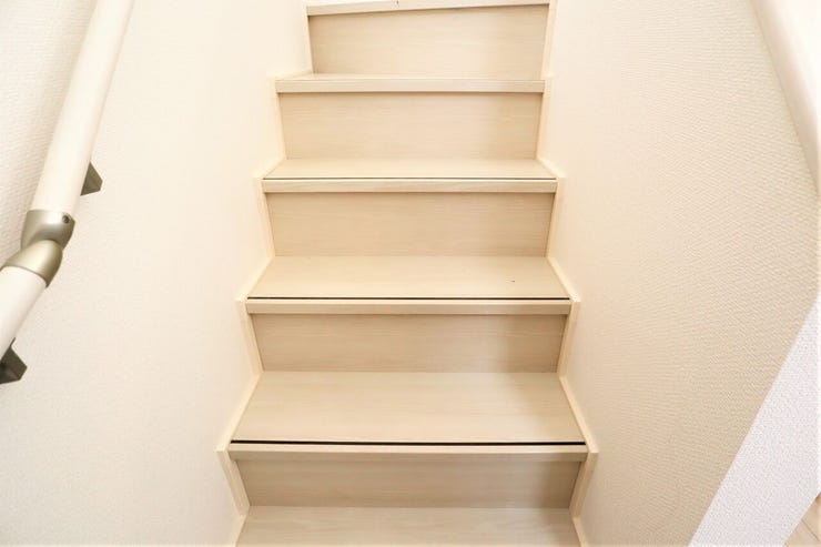 階段 同仕様
小さなお子様からご年配の方まで安心の手すり付き階段♪