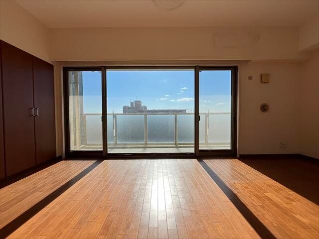 8.1帖洋室:大きな窓からたっぷりと陽光がふりそそぐ明るい空間です。バルコニーから年に1回、海の日に「港花火」が見られます!
(2026年1月9日撮影)