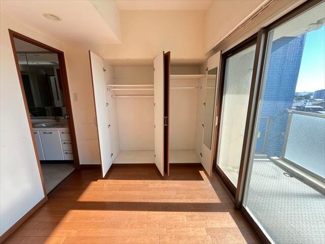 8.1帖洋室:2つに分かれたクローゼットが完備されています。ご夫婦やご兄弟など、共有でお部屋をお使いいただく方には、クローゼットを使い分けることができますね♪
(2026年1月9日撮影)