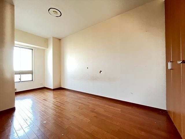 6.2帖洋室:北側の洋室は、自然光が穏やかに差し込み、落ち着いた雰囲気の中でゆっくりとくつろげる静かな空間です。
(2026年1月9日撮影)