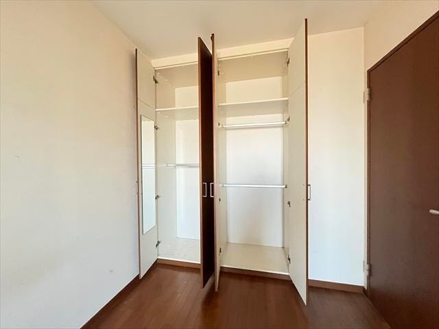 6.2帖洋室:2つに分かれたクローゼットが完備されています。通勤・通学用と、普段着用の洋服を仕舞ったり、使い分けることができますね◎
(2026年1月9日撮影)