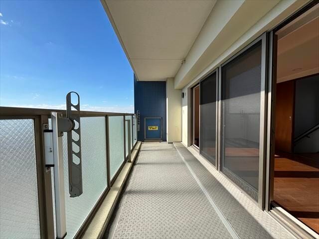 南側バルコニー:南面に広がるワイドバルコニー。明るい空間でのびのび過ごせます♪下階の洋室にも同型のバルコニーが付いていますので、洗濯物の干す場所にも困りません◎
(2026年1月9日撮影)