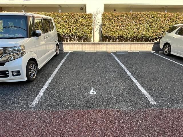 ◆駐車場◆継承可能な駐車場が、マンション南側に確保されています。1500円/月で借りられます。