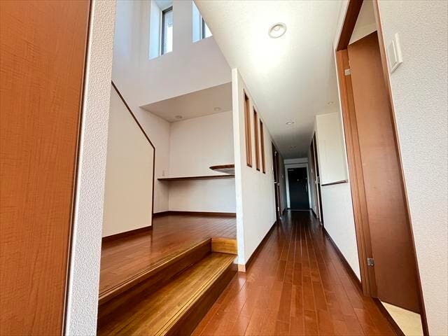 階段の踊り場にはカウンターが備え付けられています!小物などを置いたり。。アレンジ次第でさらにオシャレな空間になりそうです♪
(2026年1月9日撮影)