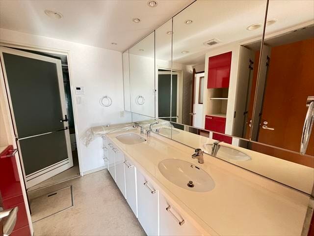 8.1帖洋室と廊下から2WAYアクセスできる洗面所♪トップボード広め、洗面台は両サイドの2ボウルで二人同時の身支度もできます♪
(2026年1月9日撮影)