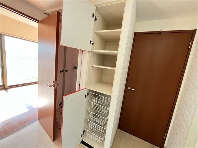 収納棚には、サッと取り出しがしやすいカゴ付きが嬉しい♪小物やタオルなどを機能的に仕舞っていただけます♪
(2026年1月9日撮影)