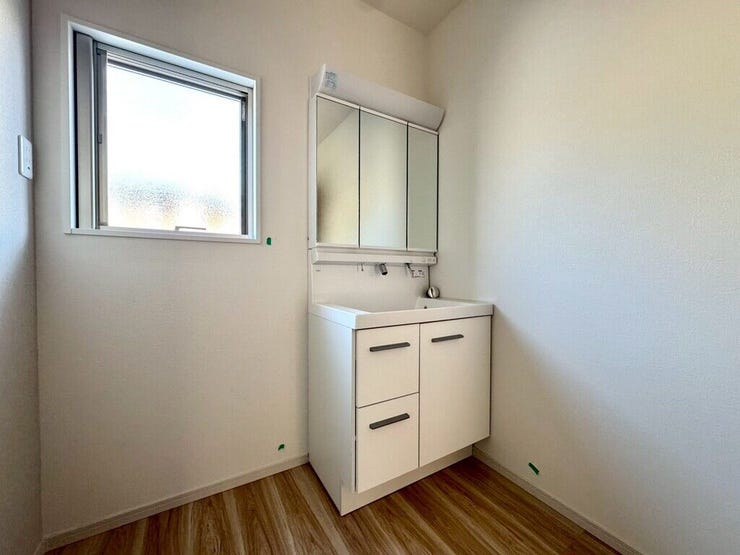 【Washroom】毎朝の準備がスムーズに。広めの洗面台と収納が使いやすい洗面所です。