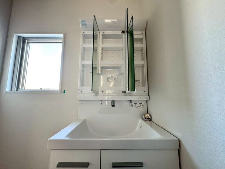 【Washroom】毎朝の準備がスムーズに。広めの洗面台と収納が使いやすい洗面所です。