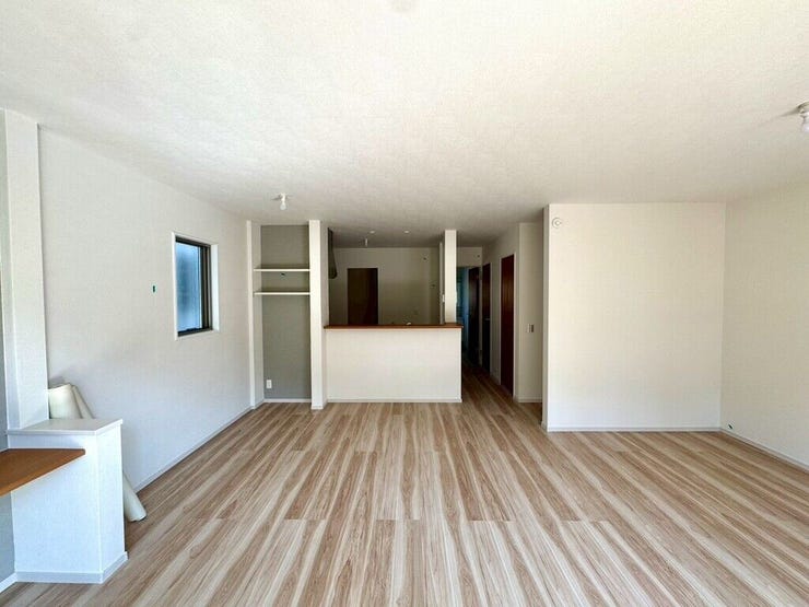 【Living】広々としたリビングは、大きな窓から自然光が差し込む温かな空間です。