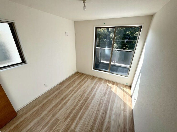 【Bedroom】明るく風通しの良い洋室。新築ならではの清潔感も魅力です。