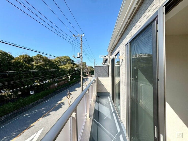 【Balcony】日当たりの良いバルコニーはお洗濯物がしっかり乾きやすく、毎日の家事にも重宝します。