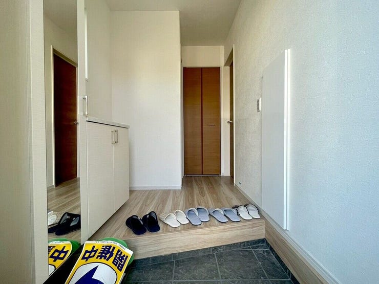 【Entrance】シューズボックス完備の玄関で、靴や小物もスッキリ収納できます。