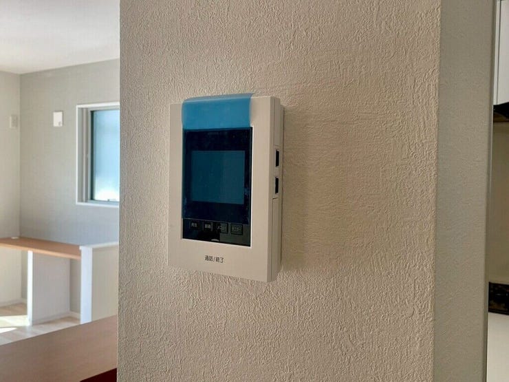 【Facilities】来訪者を確認できるモニター付きインターホンで、防犯面も安心です。