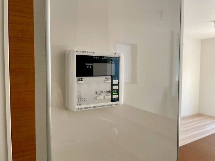 【Facilities】お湯の温度調整がラクな給湯器リモコン付き。追い焚き操作も簡単です。