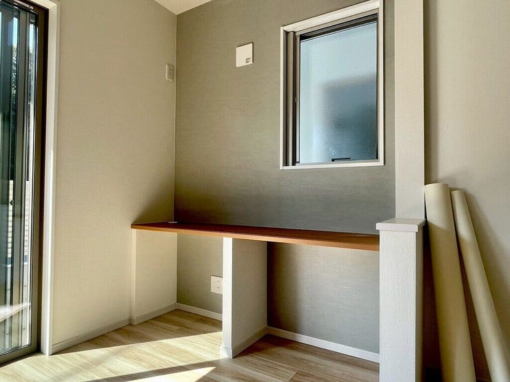 【Living】リビングのカウンターは、お子様の勉強やリモートワークにもぴったりの多目的空間。