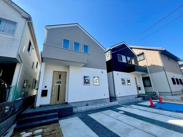 【Exterior】駐車スペースは2台分確保。車を複数所有するご家庭にも安心の設計です。