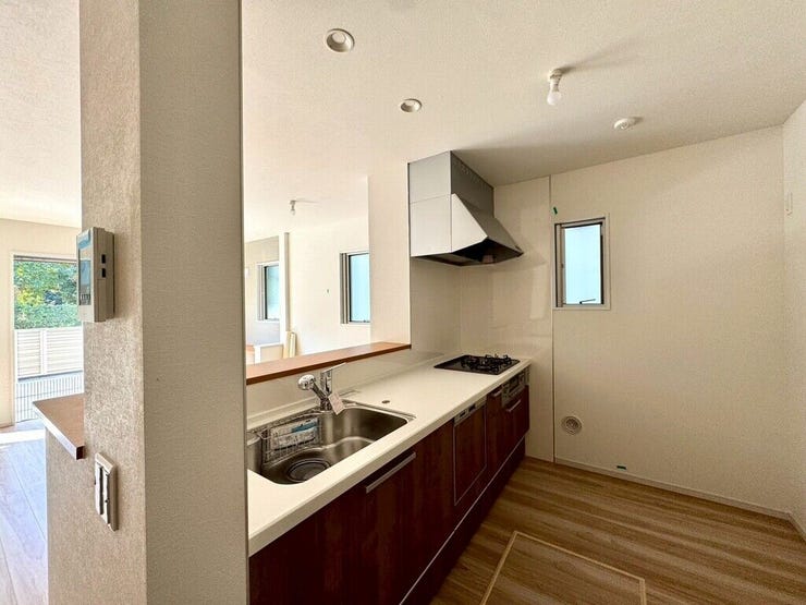 【kitchen】効率よく使える広々キッチン。収納力も高く、料理の時間がスムーズに。