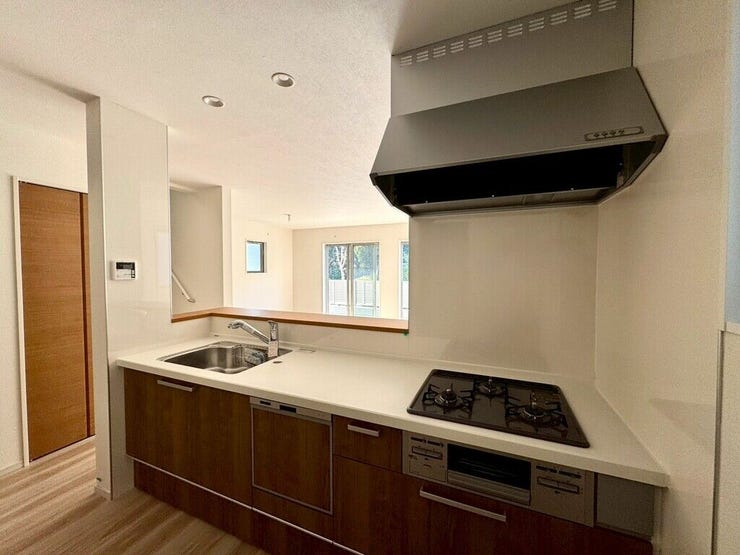 【kitchen】広めのキッチンは料理のしやすさを追求した設計。収納も豊富で作業がしやすい空間です。