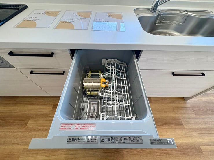 食器洗いをサポートしてくれる食器洗い乾燥機付きキッチン。家事の時短につながるだけでなく、手洗いよりも衛生的で節水効果も期待できます。ご家族との時間や自分の時間を大切にできる嬉しい設備です。