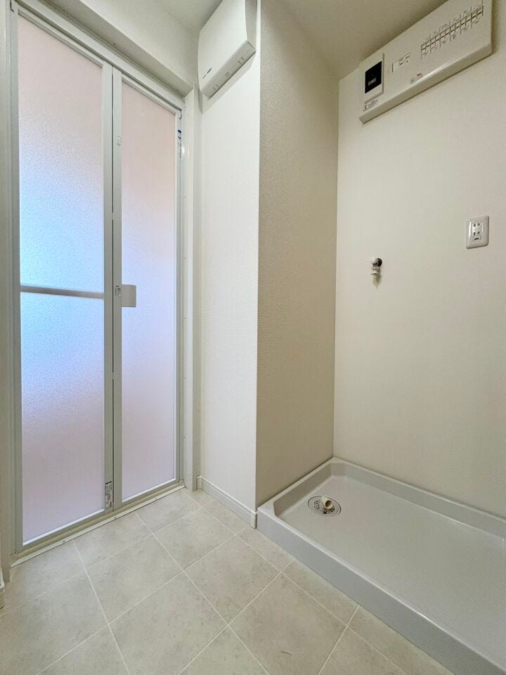 脱衣所にゆとりがあり、着替えや洗濯の動作がスムーズです。洗濯カゴや収納棚を置いても圧迫感がなく、家事動線も整えやすい快適な空間です。