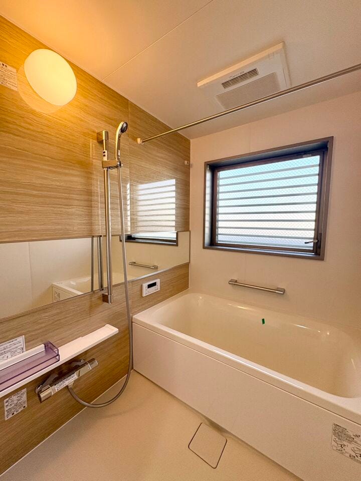 浴室には窓がついているので、熱気がこもりがちな浴室も換気ができるのでお掃除も楽々です。浴槽は足が伸ばせてくつろげて、リラックスして入れそうですね。