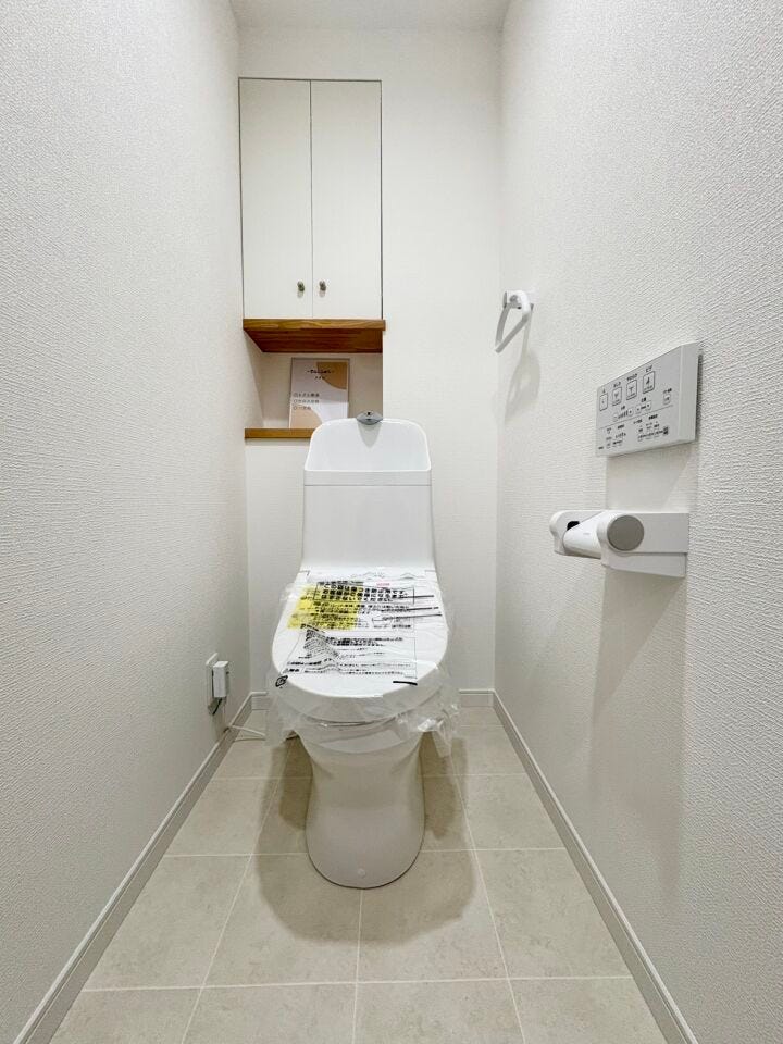トイレには戸棚を設けており、トイレットペーパーのストックや替えのタオルなどの収納にお使い頂けます。