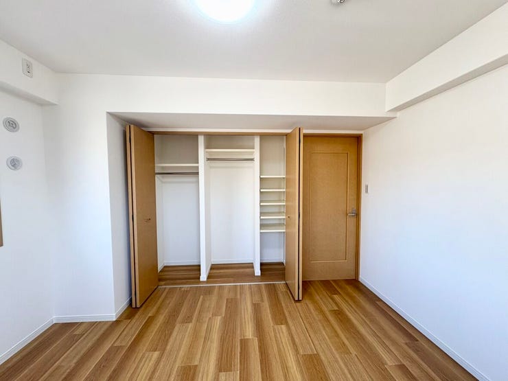 洋室各部屋に設けたクローゼットは棚つきで、ハンガーラックになっております。スーツやお出かけ用のお洋服などハンガーでかけておきたい服もしっかり収納。