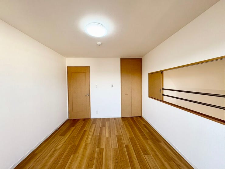 収納力のあるクローゼットを備えた洋室。衣類や小物をすっきり収納でき、居住空間を広く使えます。寝室や子ども部屋、書斎など幅広い用途に対応します。